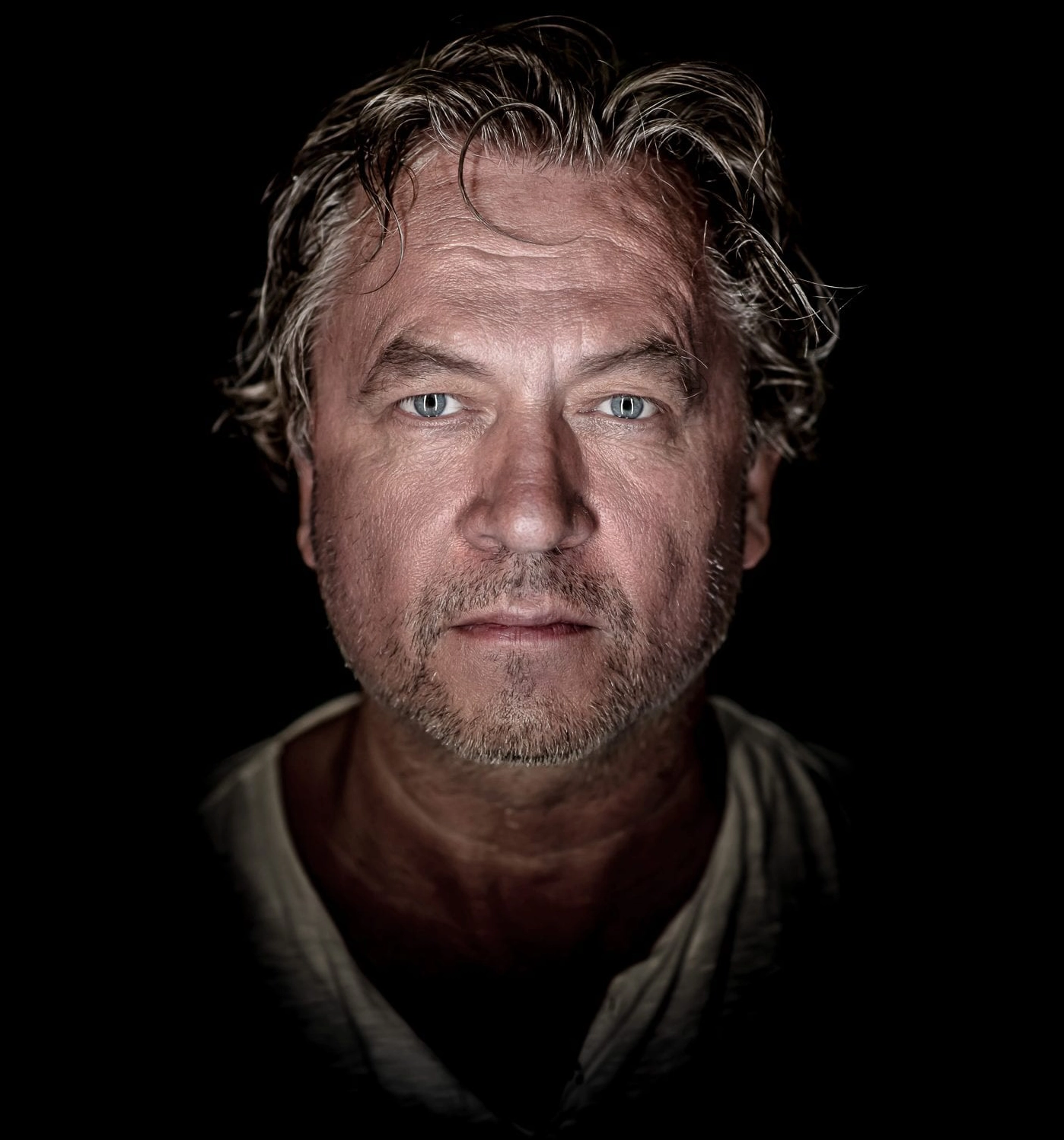 Gitarist som spiller på scenen